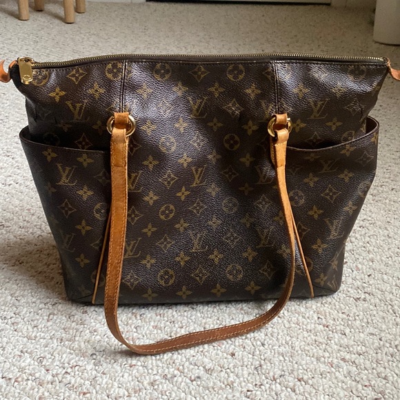 Louis Vuitton Handbags - Louis Vuitton Shoulder Bag Totally MM Brown Monogram used broken strap